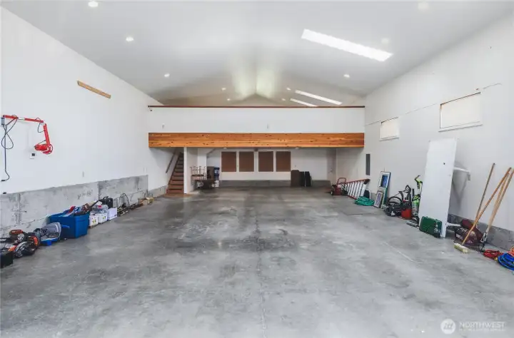 Shop Can Accommodate 8 Cars Shop Can Accommodate 8 Cars