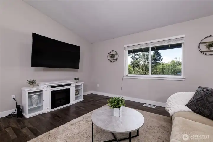 Gorgeous LVP flows through the home. Gorgeous LVP flows through the home.