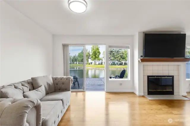 DOES THIS SHOW HOW MUCH NATURAL LIGHT AND STYLE THIS TOWNHOME WILL GIVE YOU WHEN YOU LIVE HERE. TONS OF NATURAL LIGHT