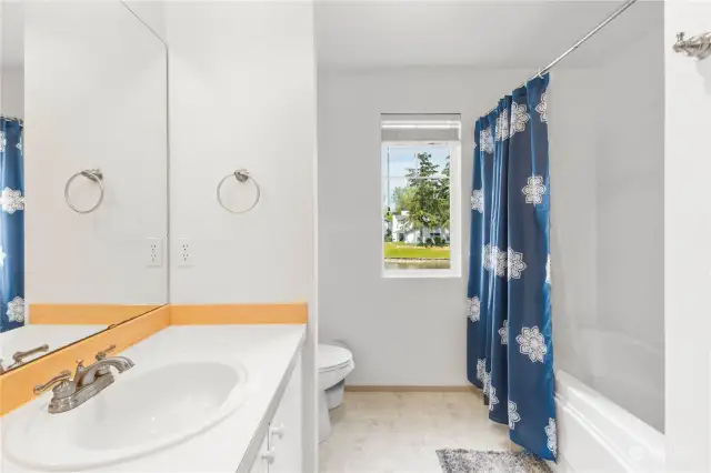 GOOD SIZED PRIMARY BATHROOM WITH UPDATED FIXTURES WALK IN CLOSET AND LIGHT AND BRIGHT PAINT