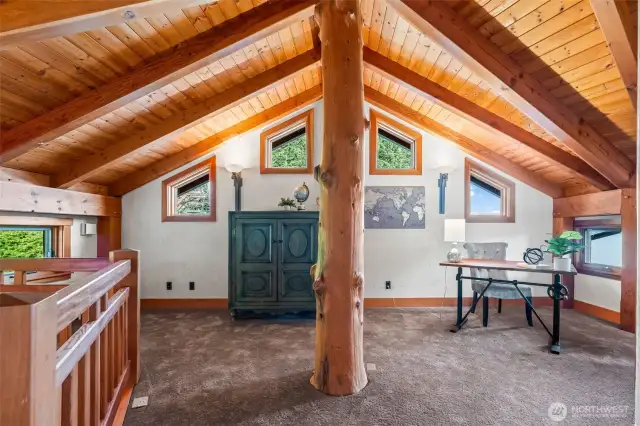 Here's that same tree trunk extending up to the ceiling.  Use this space as an office, an art studio, or ??  Use your imagination!
