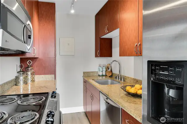 Cozy, one-butt kitchen. But look at all the cabinet/storage!