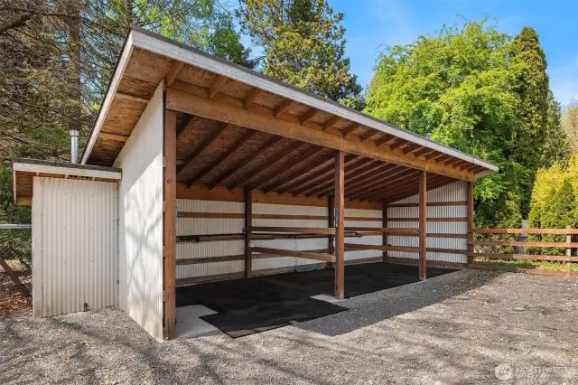 3-stall wash rack with brand new hot/cold water plumbing, rubber mats, and ample space for grooming.