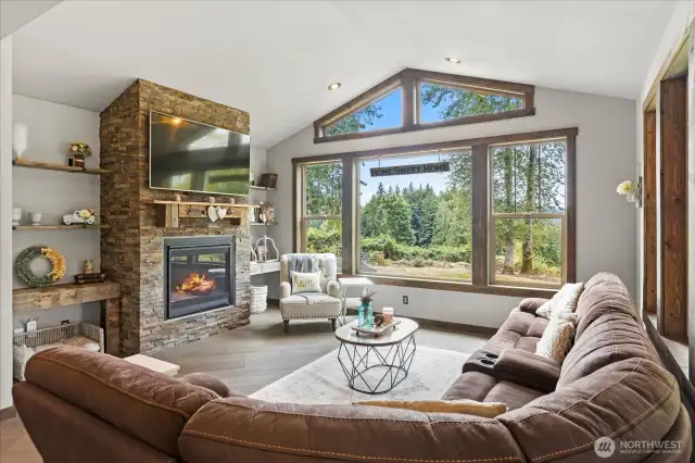 Great room/Family room w/gas fireplace.