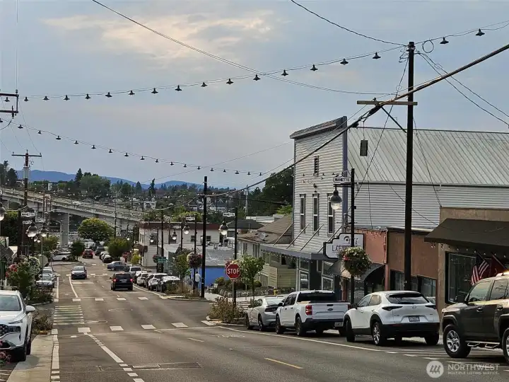 close to downtown Manette shopping and resturancts
