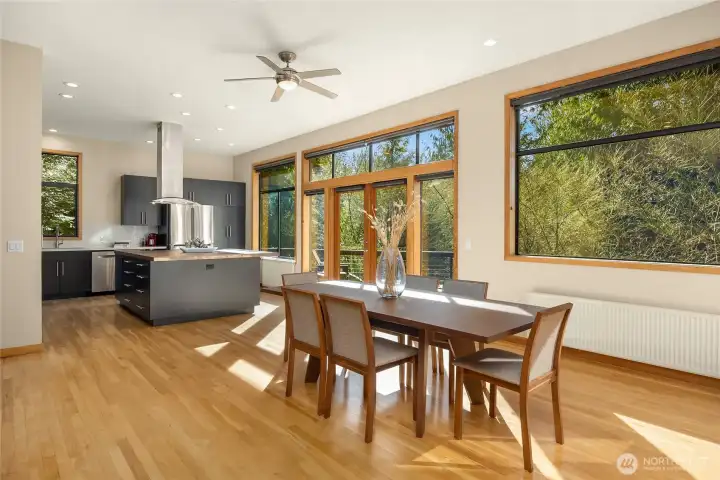 A fantastic floor plan for hosting a dinner party.