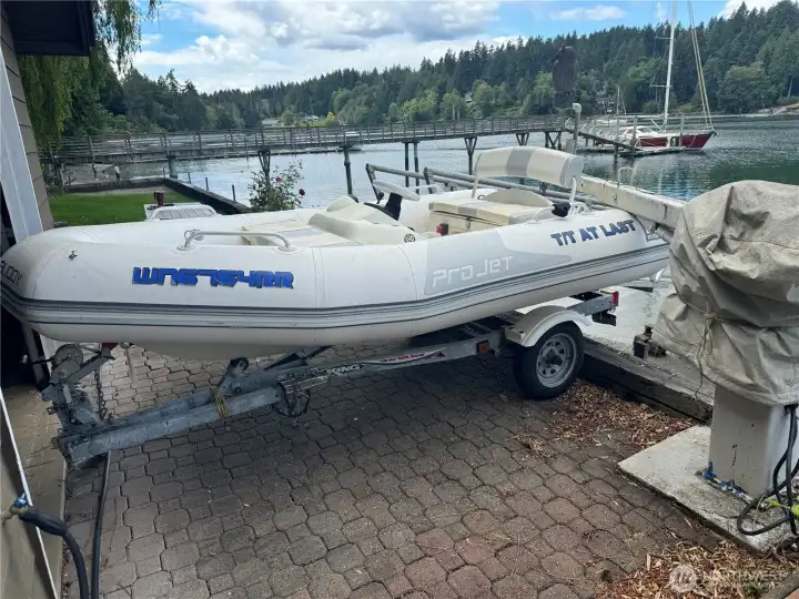 Here you can see the 12V Electro/Hydraulic Crane with 9ft extendable arm, rotation and lift controls by plug-in remote