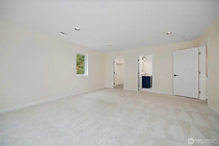 Second primary with en-suite upstairs.