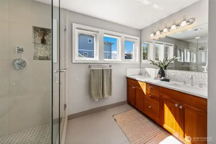 Primary ensuite 5-piece bathroom.