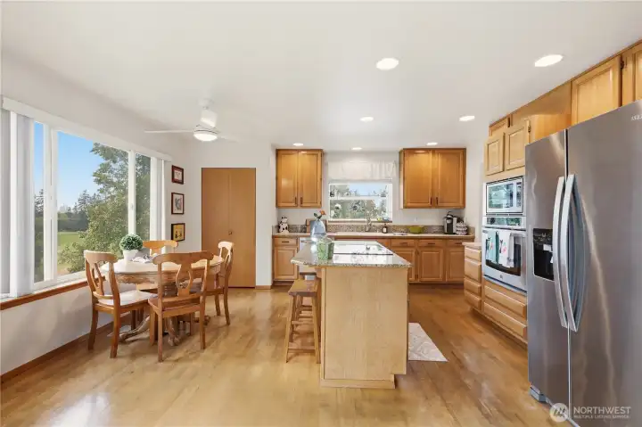 Large Eat-in Kitchen Large Eat-in Kitchen