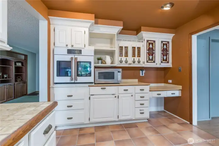 Additional storage and built-in desk area in the kitchen