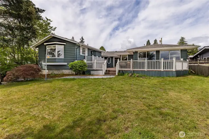 Large lawn with plenty of space to play or relax