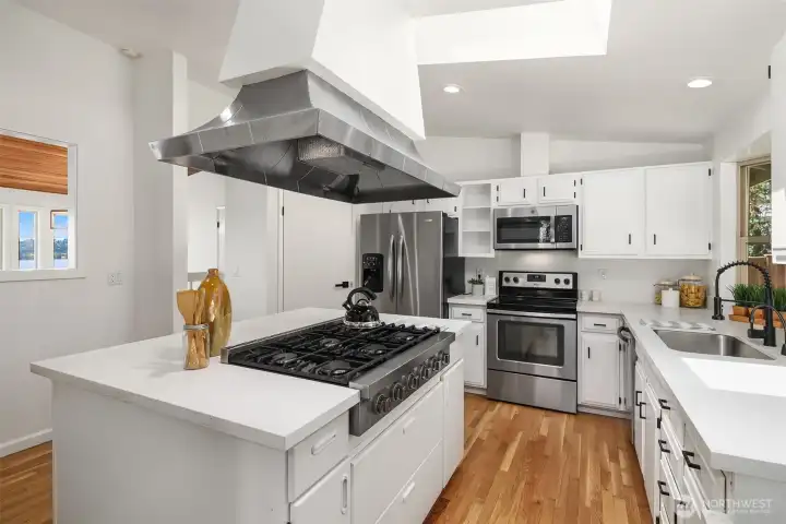 Large, chef's kitchen overlooking the backyard, perfect for you culinary adventures