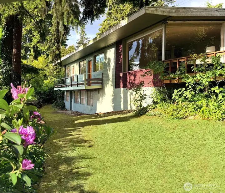 The west facing side of the house. There is a private deck off 2 of the 3 main floor bedrooms. Please use caution on this deck. it is NOT CHILD PROOF.