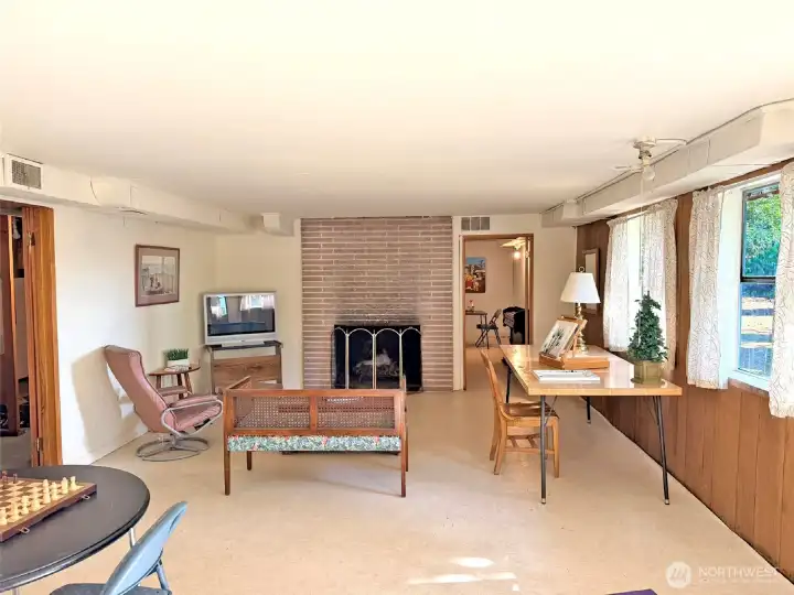There is a wood burning fireplace and pleanty of space for different uses here