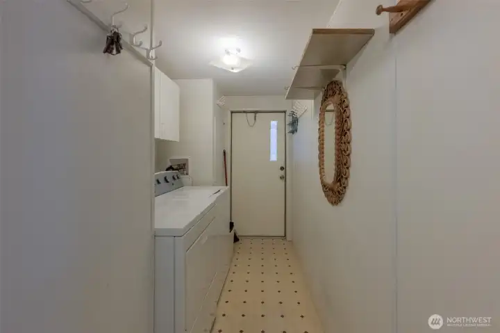 Utility room with washer/dryer