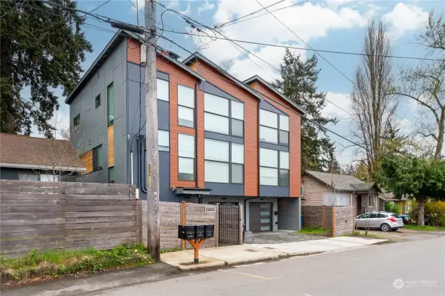 Built Green - view sunsets!  Convenient location.
