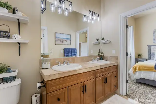 jack and jill bathroom