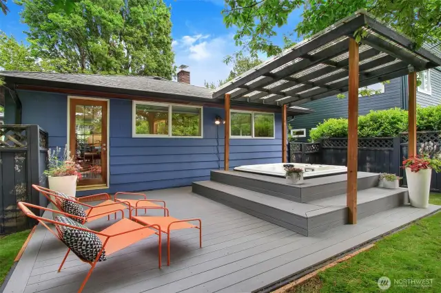 West facing deck & flat backyard with built-in spa
