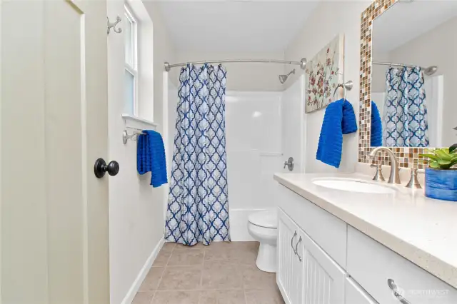 Full bath within the primary bedroom suite.