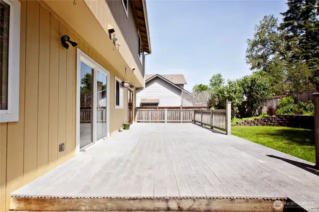 Large "Trex" deck in the fenced back yard!