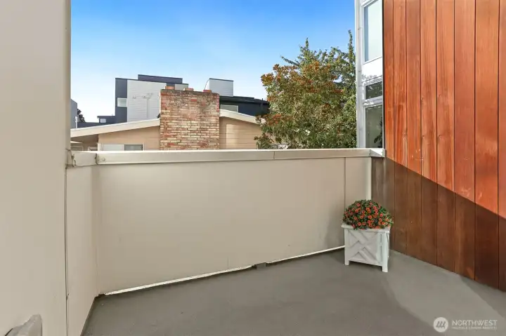 Fantastic deck off open main floor