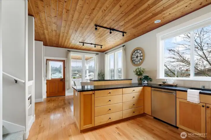 So much storage space... larger drawers are a smart solution!