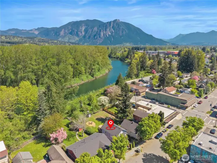 Magnificent Mt Si Views from Expansive Backyard Deck