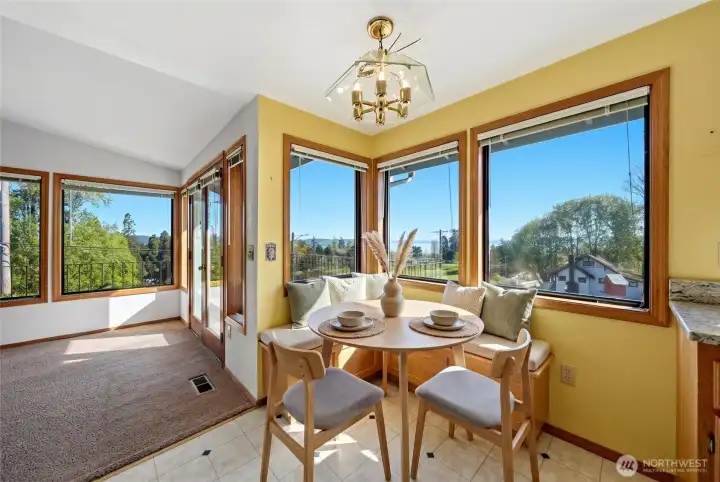 Here's the little breakfast nook, of course with a view! (This photo is virtually staged).