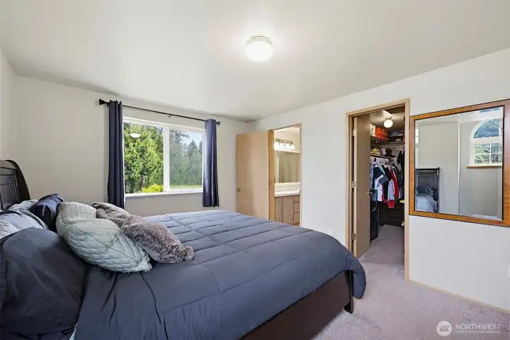 Primary suite with walk-in closet & full sized bathroom.