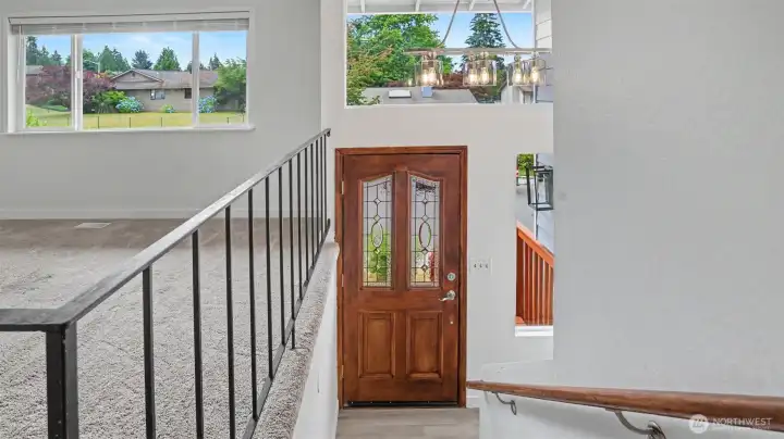 Bright entry with big windows and abundant natural light. Bright entry with big windows and abundant natural light.