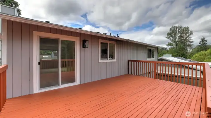 Large deck that can accommodate plenty of friends, family and guests! Large deck that can accommodate plenty of friends, family and guests!