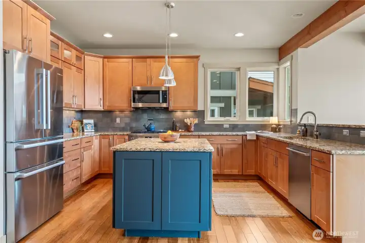 Chef's kitchen with almost new Bosch appliances. Chef's kitchen with almost new Bosch appliances.