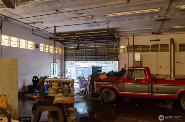 Large bay doors to work on any size of vehicle