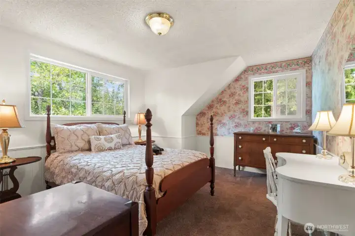 Additional upper level bedroom. Light and brigh!