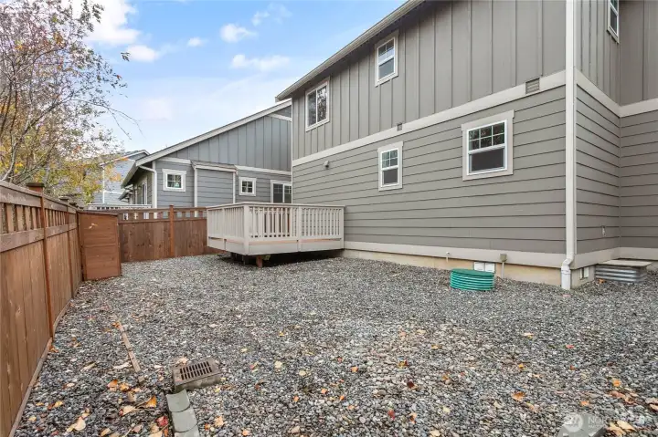 It's an ample space, very easy to maintain, perfect for raised garden beds, potted plants, etc.