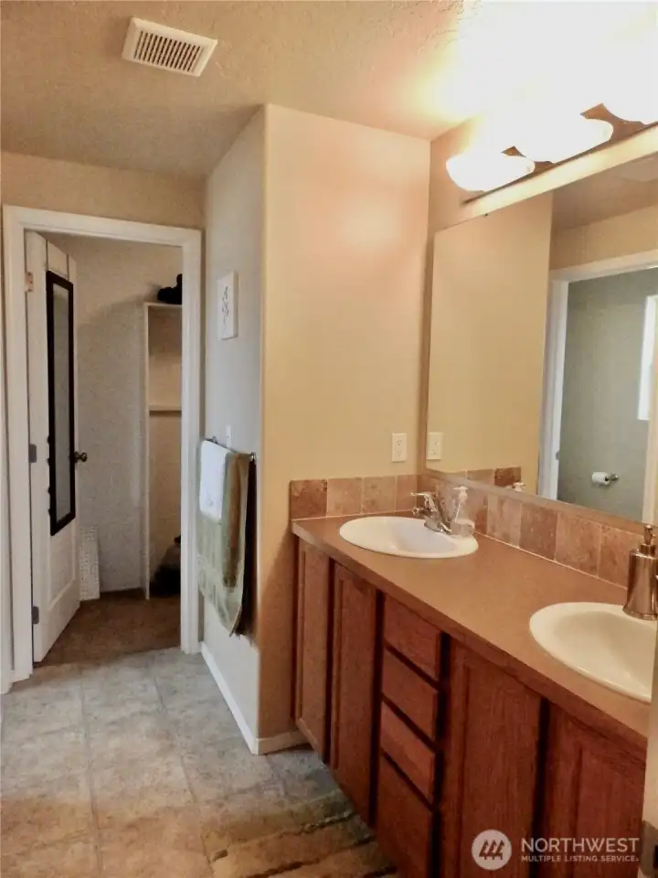 Primary Bathroom (photo taken prior to tenant occupancy)