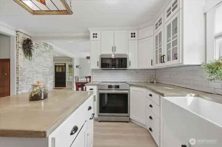 Newer stainless-steel appliances all stay with the home.