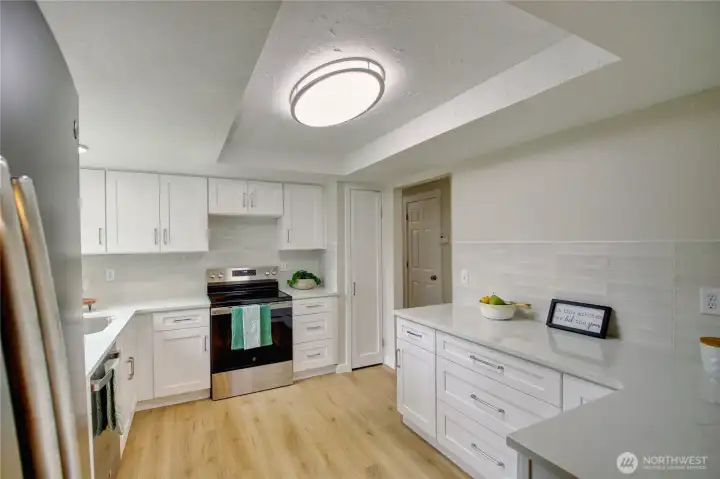 Fully remodeled kitchen, new flooring, new soft close shaker cabinetry, gorgeous quartz countertops, new appliances, back splash and lighting.  Imagine meal prepping here...fantastic!