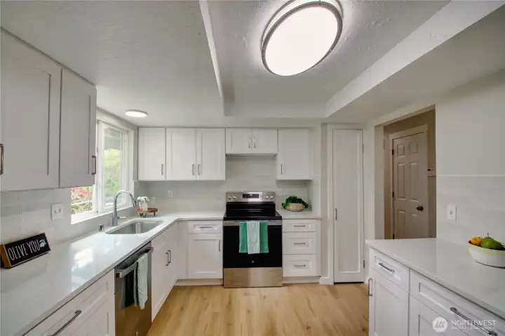 Fully remodeled kitchen, new flooring, new soft close shaker cabinetry, gorgeous quartz countertops, new appliances, back splash and lighting.  Imagine meal prepping here...fantastic!