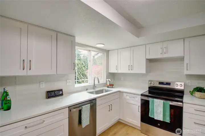 Fully remodeled kitchen, new flooring, new soft close shaker cabinetry, gorgeous quartz countertops, new appliances, back splash and lighting.  Imagine meal prepping here...fantastic!