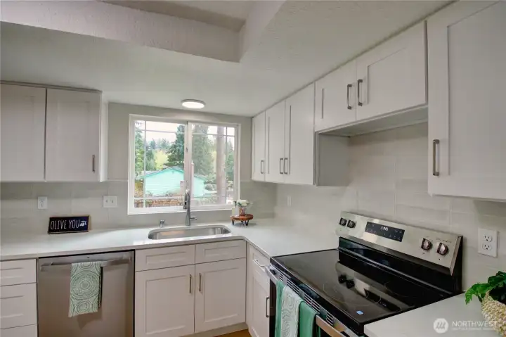 Fully remodeled kitchen, new flooring, new soft close shaker cabinetry, gorgeous quartz countertops, new appliances, back splash and lighting.  Imagine meal prepping here...fantastic!