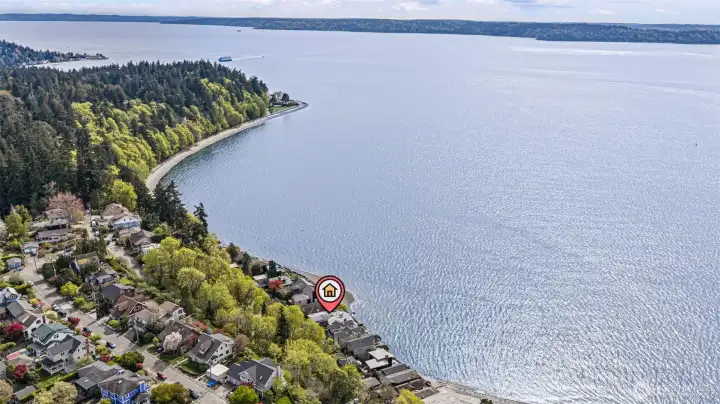 Row of homes between Lincoln Park & Lowman Beach.