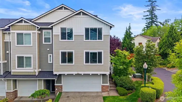 Corner unit = far more windows and light. Also, quiet and privacy between neighbors! Corner unit = far more windows and light. Also, quiet and privacy between neighbors!