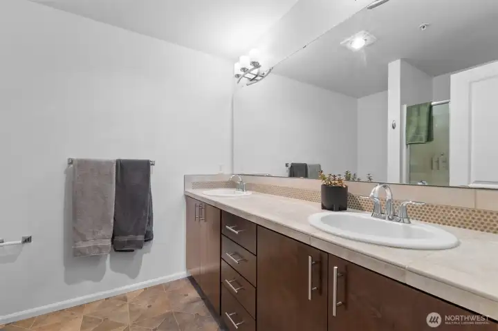 Double sinks and lots of storage in en-suite bath. Double sinks and lots of storage in en-suite bath.