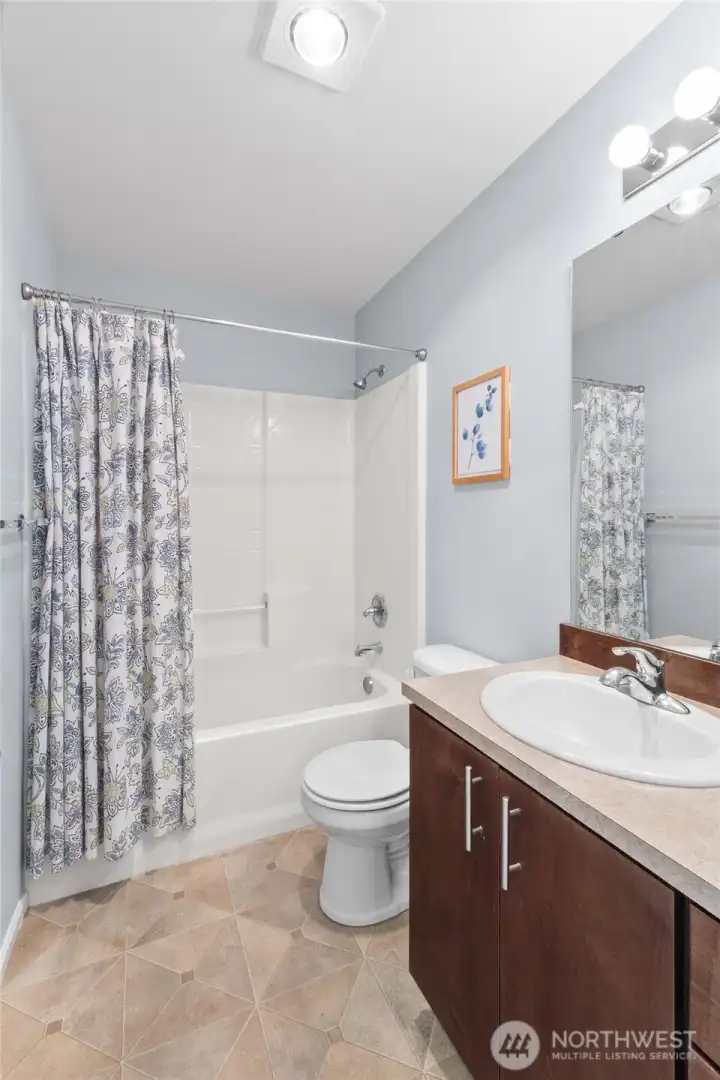 Full Bath located upstairs. Full Bath located upstairs.