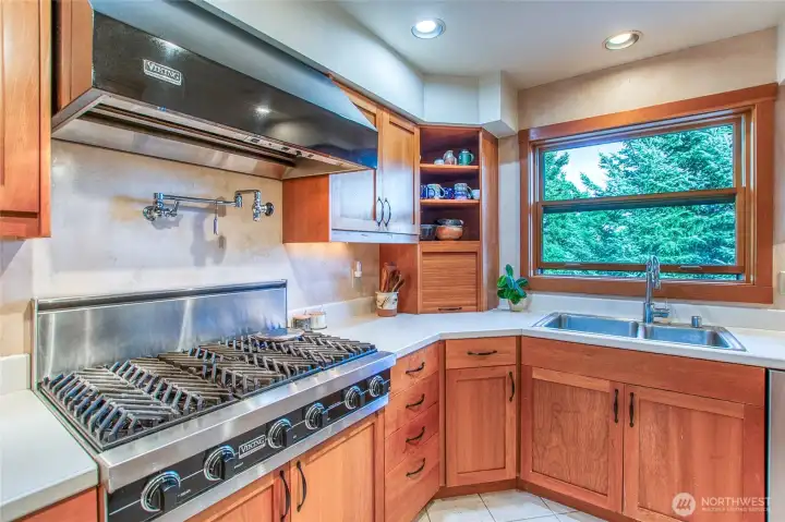 Viking 6-burner cooktop with convenient pot filler above. Viking 6-burner cooktop with convenient pot filler above.