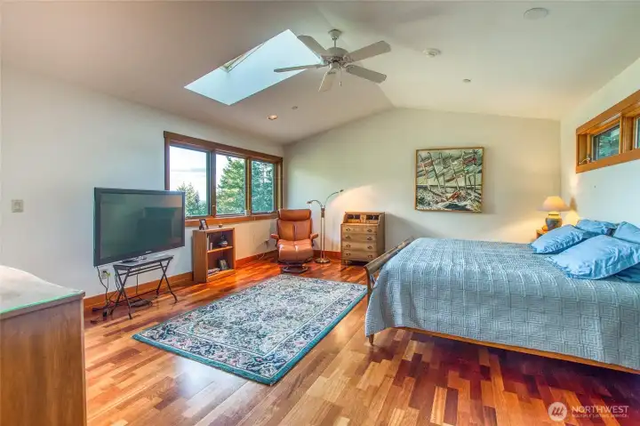 Large upstairs suite has private balcony and a skylight for stargazing Large upstairs suite has private balcony and a skylight for stargazing