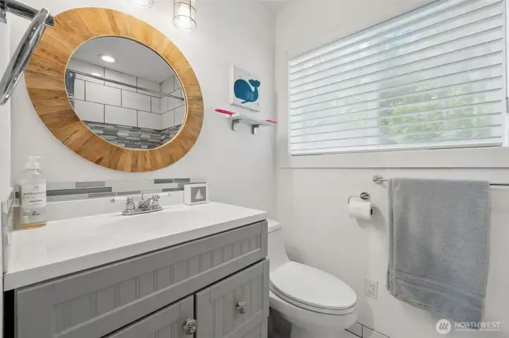 Upper floor full bath room.
