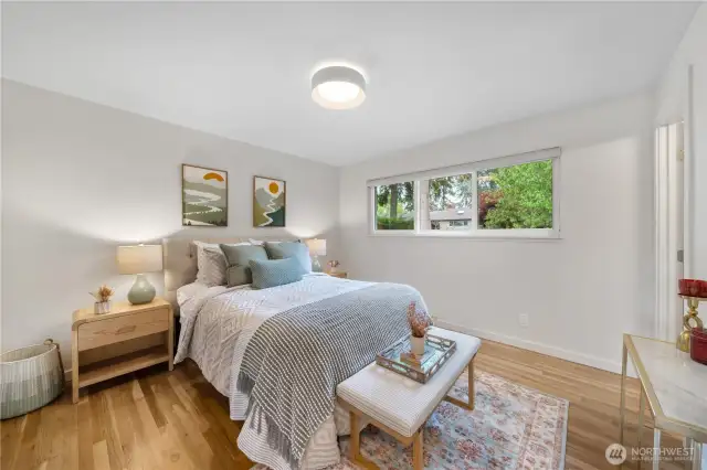 Lovely primary bedroom with lots of space & en suite 3/4 bathroom.